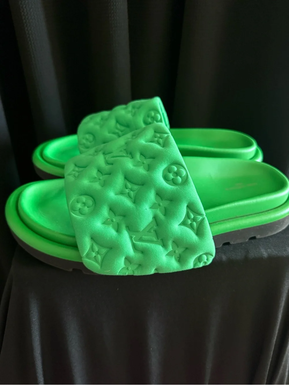 Women’s Slides - Accessories Subcategory Classification